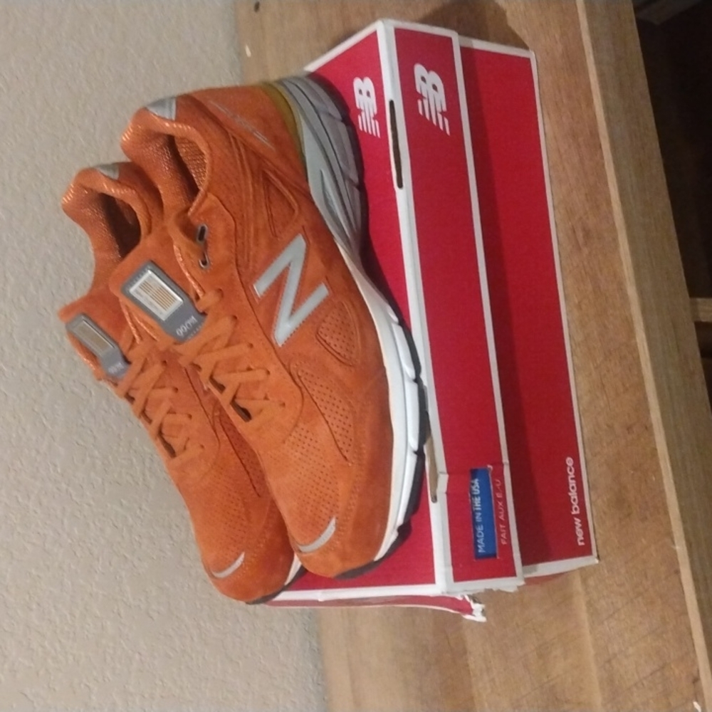 New Balance 990 V4
